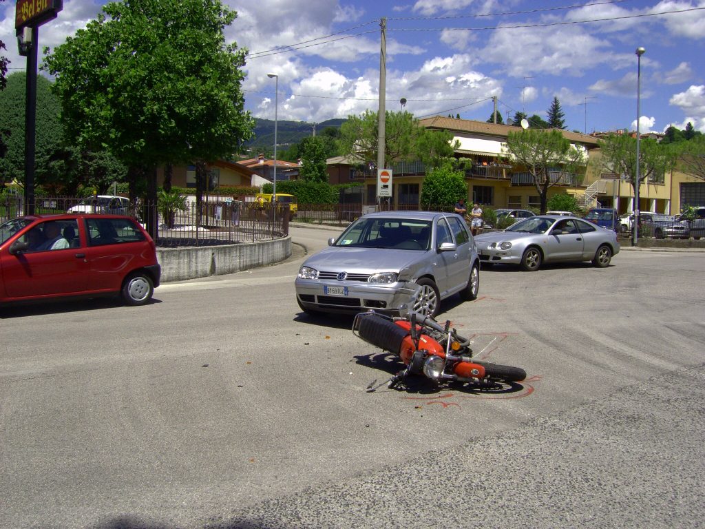 Fara, motociclista ferito