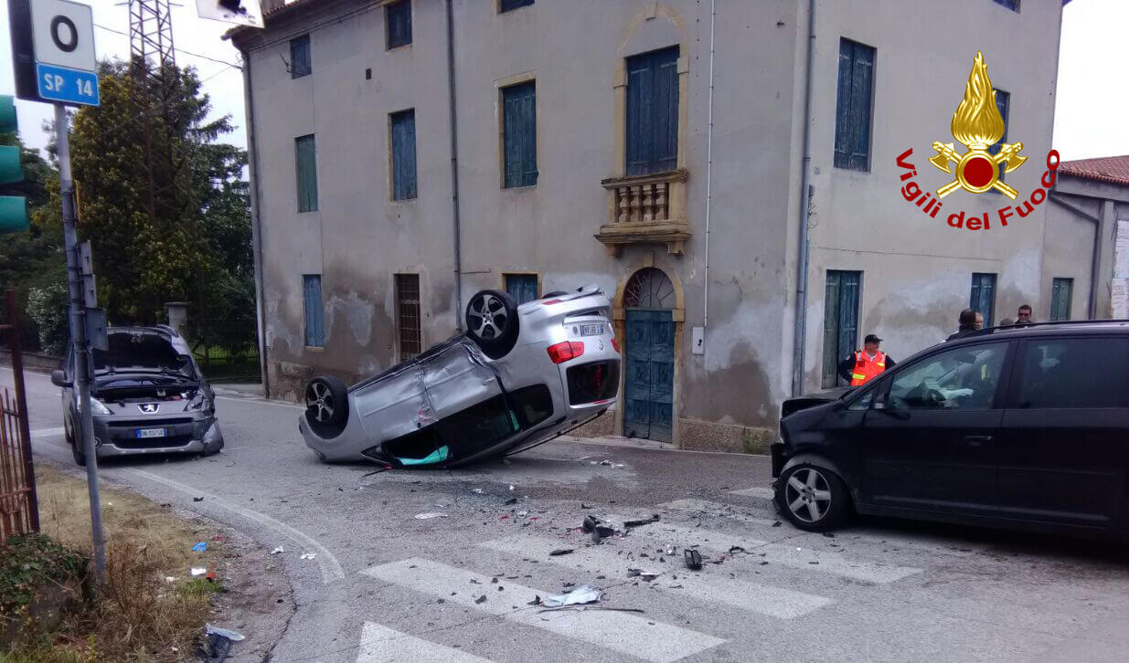 MOSSANO – Grave incidente, tre mezzi coinvolti quattro feriti (FOTO)