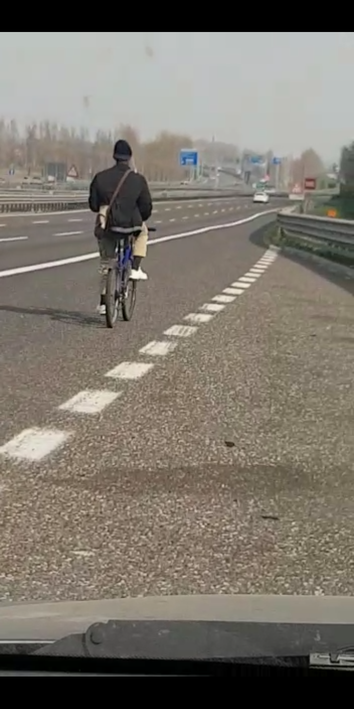 bicicletta autostrada a4