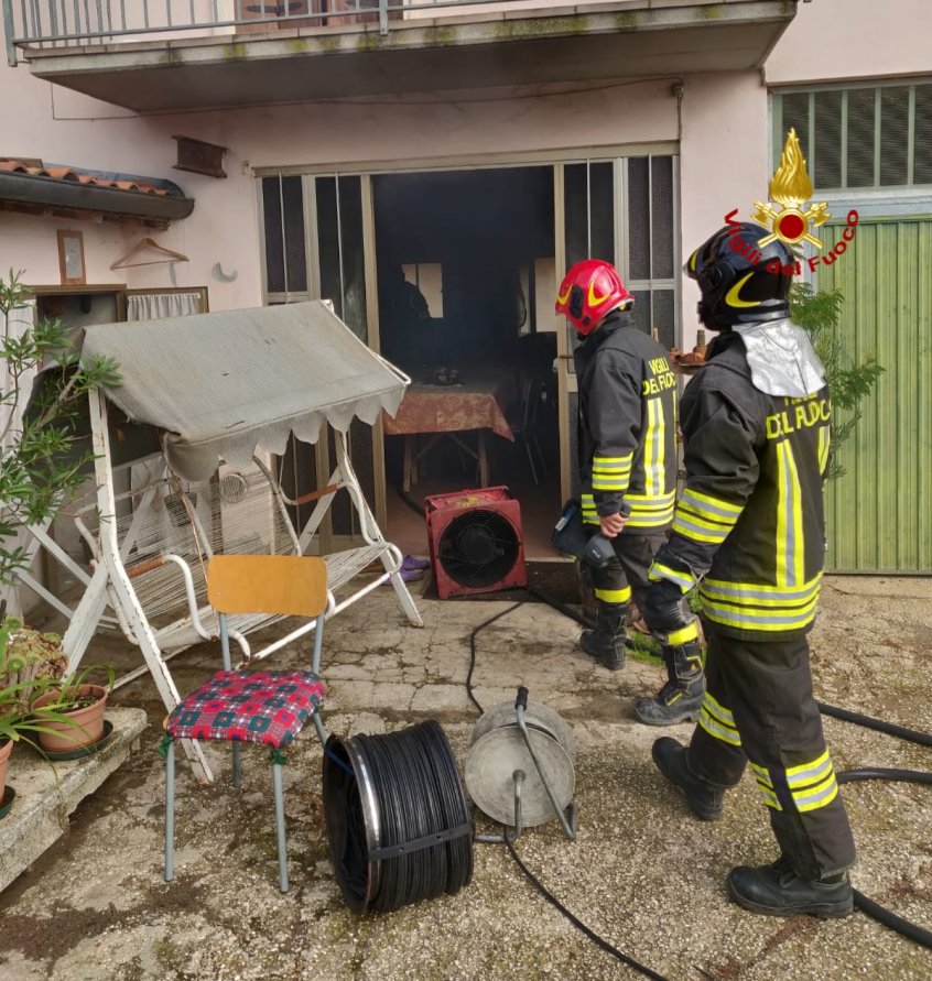 BASSO VICENTINO - Fuoco in taverna, a rischio intera abitazione (FOTO