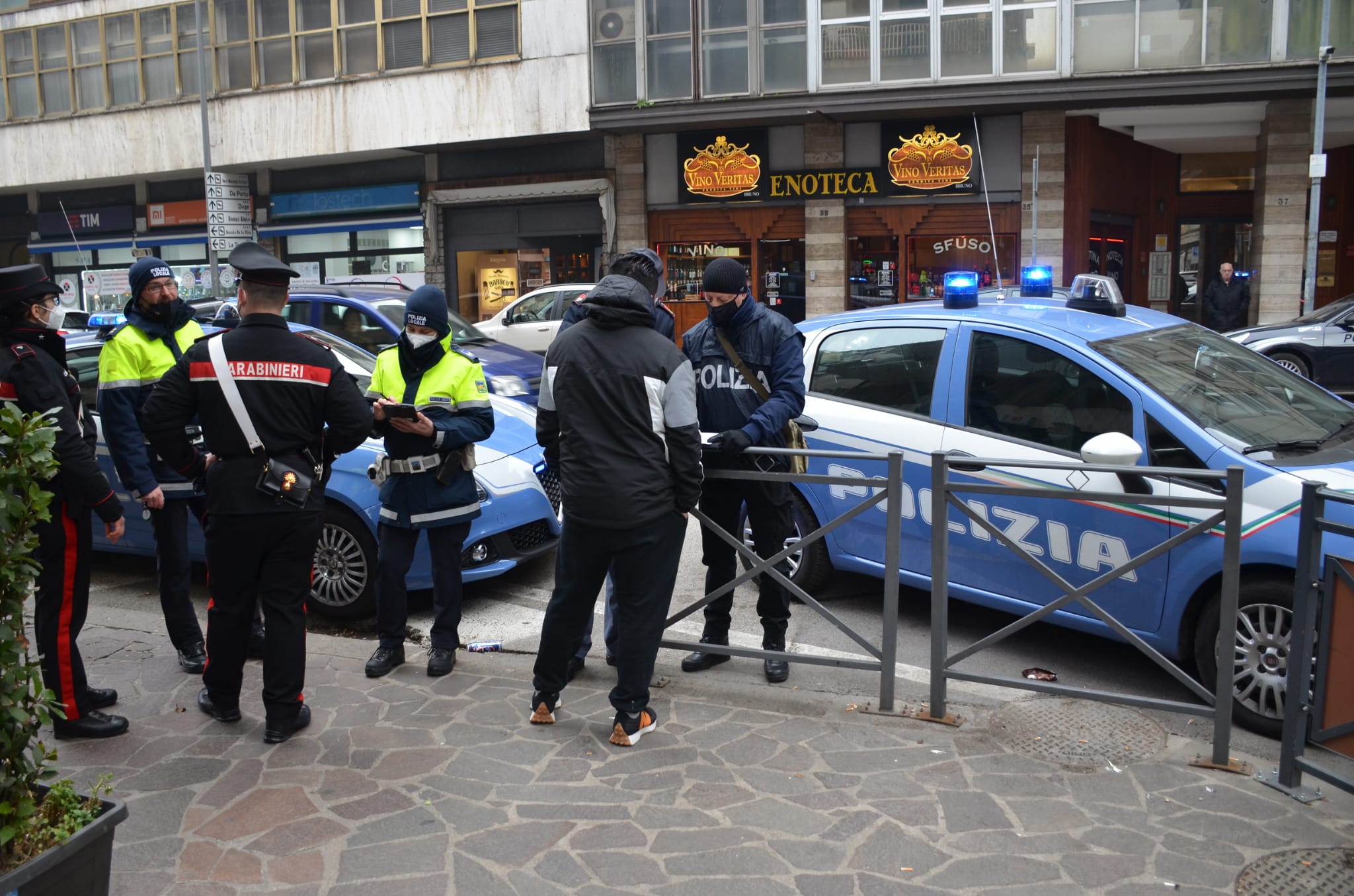 Raffica Di Controlli In Città Anche Nelle Scuole I Provvedimenti Video E Foto Tviweb 6698