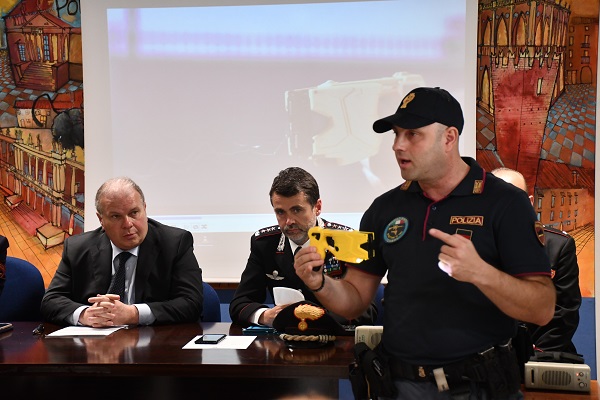 Da oggi taser in dotazione a Polizia e Carabinieri