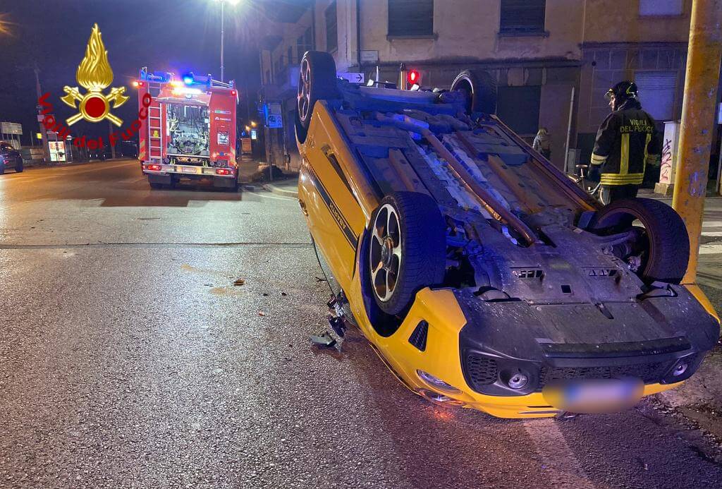 VENETO – Paura in centro a Padova: scontro tra auto, una si rovescia