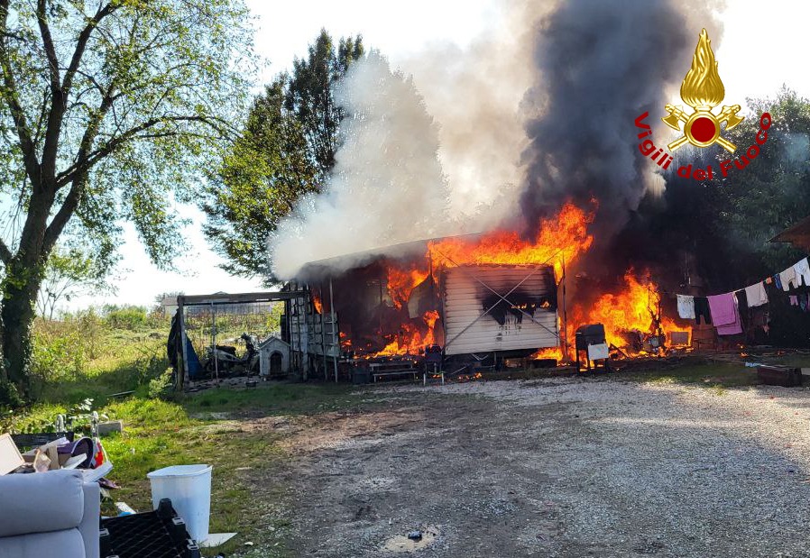 Veneto – A fuoco due casette mobili: rischio esplosione di bombole GPL