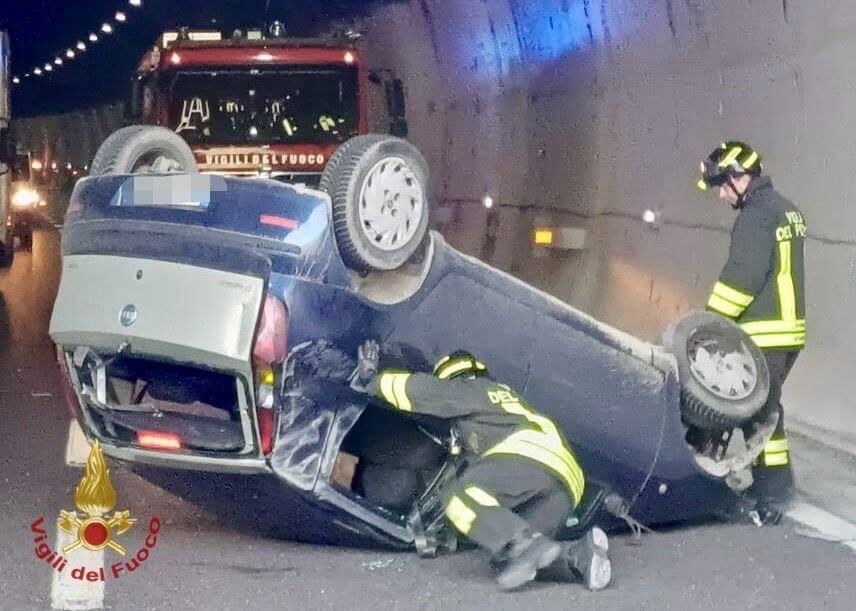Veneto – Auto si ribalta all’uscita della galleria: autista miracolato